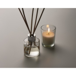 Set parfum vanille avec diffuseur de parfum et bougie en cire végétale couleur transparent vue photographique