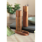 Set de moulins à sel et à poivre en bois d’acacia avec base couleur bois vue d'ambiance