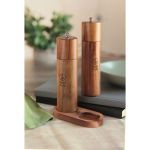 Set de moulins à sel et à poivre en bois d’acacia avec base couleur bois vue d'ambiance principale
