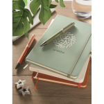 Carnet A5 à couverture rigide en similicuir recyclé, pages lignées couleur vert menthe vue d'ambiance principale