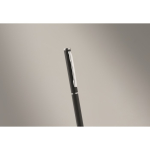 Stylo en aluminium recyclé avec clip chromé et encre bleue couleur noir deuxième vue photographique