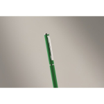 Stylo en aluminium recyclé avec clip chromé et encre bleue couleur vert deuxième vue photographique