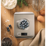 Balance de cuisine numérique en inox avec écran jusqu’à 5 kg couleur argenté vue d'ambiance