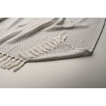 Plaid à franges en coton recyclé présenté avec un ruban 400 g/m² couleur beige troisième vue photographique