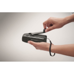 Kit d’urgence 3 en 1 avec radio et lampe torche LED dans sac isotherme couleur noir vue photographique