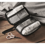 Kit d’urgence 3 en 1 avec radio et lampe torche LED dans sac isotherme couleur noir deuxième vue d'ambiance