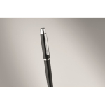 Coffret avec stylo en métal et porte-clés avec câble de charge 2 en 1 couleur noir troisième vue photographique