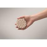 Brosse massante en plastique pour masser et exfolier le cuir chevelu couleur beige troisième vue photographique