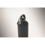 Gourde en inox recyclé avec finition caoutchoutée et mousqueton 750 ml couleur bleu marine troisième vue photographique