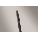 Stylo en aluminium recyclé à mécanisme rotatif et finition caoutchouc couleur noir deuxième vue photographique