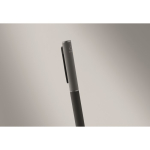 Stylo en aluminium recyclé à mécanisme rotatif et finition caoutchouc couleur noir troisième vue photographique