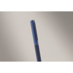 Stylo en aluminium recyclé à mécanisme rotatif et finition caoutchouc couleur bleu deuxième vue photographique