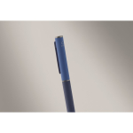 Stylo en aluminium recyclé à mécanisme rotatif et finition caoutchouc couleur bleu troisième vue photographique