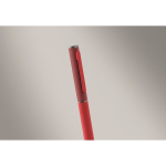 Stylo en aluminium recyclé à mécanisme rotatif et finition caoutchouc couleur rouge deuxième vue photographique
