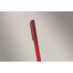 Stylo en aluminium recyclé à mécanisme rotatif et finition caoutchouc couleur rouge troisième vue photographique