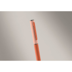 Stylo en aluminium recyclé à mécanisme rotatif et finition caoutchouc couleur orange deuxième vue photographique