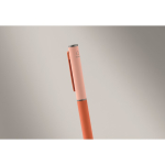 Stylo en aluminium recyclé à mécanisme rotatif et finition caoutchouc couleur orange troisième vue photographique