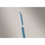 Stylo en aluminium recyclé à mécanisme rotatif et finition caoutchouc couleur turquoise deuxième vue photographique