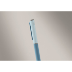 Stylo en aluminium recyclé à mécanisme rotatif et finition caoutchouc couleur turquoise troisième vue photographique