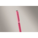 Stylo en aluminium recyclé à mécanisme rotatif et finition caoutchouc couleur fuchsia deuxième vue photographique