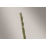 Stylo en aluminium recyclé à mécanisme rotatif et finition caoutchouc couleur vert menthe deuxième vue photographique