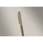 Stylo en aluminium recyclé à mécanisme rotatif et finition caoutchouc couleur vert menthe troisième vue photographique