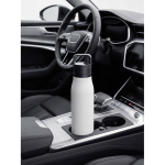 Gourde isotherme en inox recyclé avec anse et ouverture facile 500 ml couleur blanc deuxième vue d'ambiance