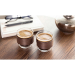 Set de 2 tasses à café en verre avec bande en bois de noyer 120 ml couleur bois vue d'ambiance
