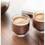 Set de 2 tasses à café en verre avec bande en bois de noyer 120 ml couleur bois deuxième vue d'ambiance