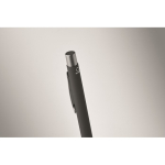 Stylo en aluminium recyclé avec finition caoutchoutée et encre bleue couleur noir troisième vue photographique