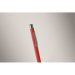 Stylo en aluminium recyclé avec finition caoutchoutée et encre bleue couleur rouge quatrième vue photographique