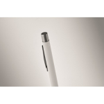 Stylo en aluminium recyclé avec finition caoutchoutée et encre bleue couleur blanc troisième vue photographique