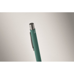 Stylo en aluminium recyclé avec finition caoutchoutée et encre bleue couleur vert troisième vue photographique
