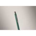 Stylo en aluminium recyclé avec finition caoutchoutée et encre bleue couleur vert quatrième vue photographique