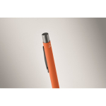 Stylo en aluminium recyclé avec finition caoutchoutée et encre bleue couleur orange troisième vue photographique