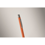 Stylo en aluminium recyclé avec finition caoutchoutée et encre bleue couleur orange quatrième vue photographique
