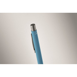 Stylo en aluminium recyclé avec finition caoutchoutée et encre bleue couleur turquoise troisième vue photographique