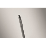 Stylo en aluminium recyclé avec finition caoutchoutée et encre bleue couleur gris foncé quatrième vue photographique