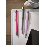 Stylo en aluminium recyclé avec finition caoutchoutée et encre bleue couleur gris foncé vue d'ambiance