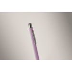 Stylo en aluminium recyclé avec finition caoutchoutée et encre bleue couleur violet quatrième vue photographique