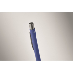 Stylo en aluminium recyclé avec finition caoutchoutée et encre bleue couleur bleu roi troisième vue photographique
