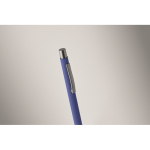 Stylo en aluminium recyclé avec finition caoutchoutée et encre bleue couleur bleu roi quatrième vue photographique