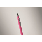 Stylo en aluminium recyclé avec finition caoutchoutée et encre bleue couleur fuchsia quatrième vue photographique