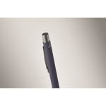 Stylo en aluminium recyclé avec finition caoutchoutée et encre bleue couleur bleu marine troisième vue photographique