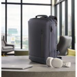 Sac à dos pour PC avec détails en PU et sangle pour trolley 15'' couleur bleu vue d'ambiance