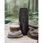 Cafetière portable pour café moulu et capsules compatibles 1 800 mAh couleur noir vue d'ambiance