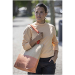 Sac en papier de paille tressée zippé avec base large capacité 21 L couleur acajou image nature morte