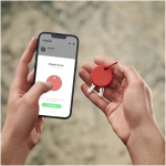 Traceur Bluetooth étanche avec alarme sonore Chipolo couleur rouge image nature morte