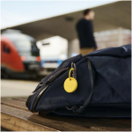Traceur Bluetooth étanche avec alarme sonore Chipolo couleur jaune image nature morte