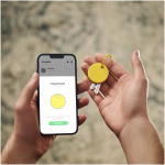Traceur Bluetooth étanche avec alarme sonore Chipolo couleur jaune image nature morte 2